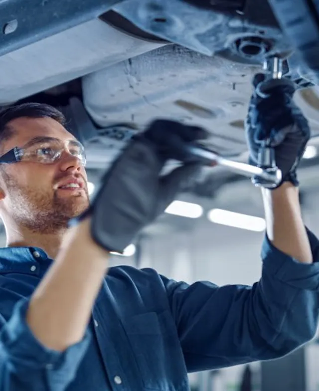 Mécanicien effectuant une réparation dans un garage automobile