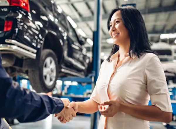 Conseiller au comptoir servant un client dans un garage